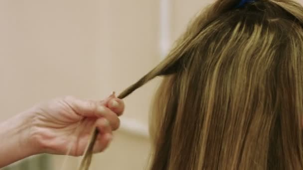 Парикмахер делает волосы красивая девушка в салоне красоты крупным планом
 - Кадры, видео