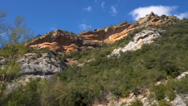 Panoráma lövés lépés rock falai Oca River Canyon, a Ona falu, Burgos tartomány, Spanyolország. - Felvétel, videó
