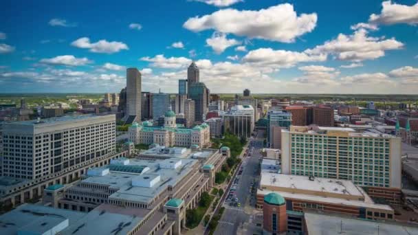 Indianapolis, Indiana, Stati Uniti skyline del centro della città con la State House nel pomeriggio. - Filmati, video