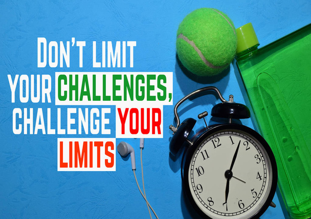Nie ograniczaj wyzwań związanych z yout-Rzuć wyzwanie swoim limitom. Cytaty motywacji fitness. Koncepcja sportu - Zdjęcie, obraz