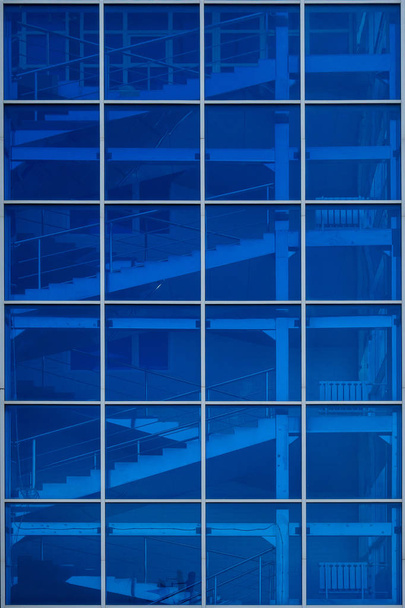 schodiště za modrou skleněným fasádou - Fotografie, Obrázek
