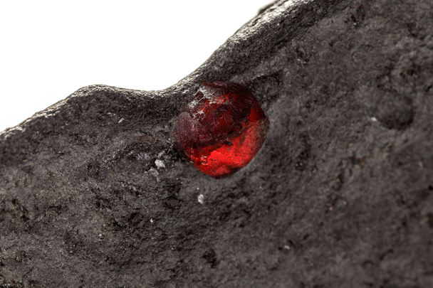 Makró ásványi kő Garnet a rock fehér alapon  - Fotó, kép