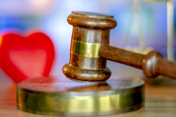 Adalet Gavel ve arka planda kırmızı kalpli stetoskop.hukuk kavramı Yargıç hukuk tıbbi Eczacılık uyum Sağlık iş kuralları.  - Fotoğraf, Görsel