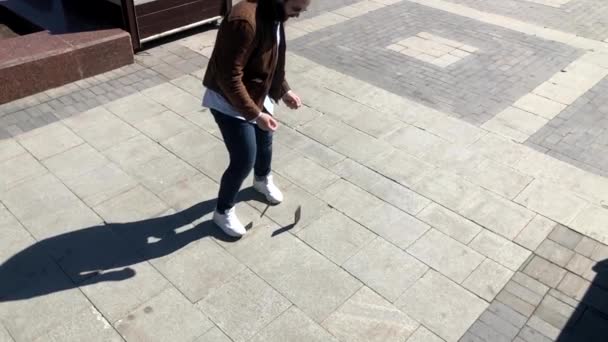 Мужчина бросает смартфон на улице
 - Кадры, видео