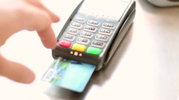 El hombre inserta la tarjeta de crédito en el terminal, paga con una tarjeta de crédito y establece un código PIN
 - Metraje, vídeo
