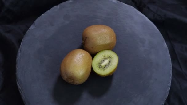 Kiwi rotatif fruits sur fond noir. Vue du dessus
. - Séquence, vidéo