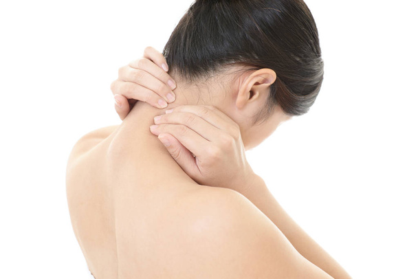 Mulher que tem uma dor no ombro - Foto, Imagem
