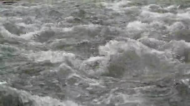 Stürmische Wellen und Wirbel auf der Oberfläche des Flusses - Filmmaterial, Video