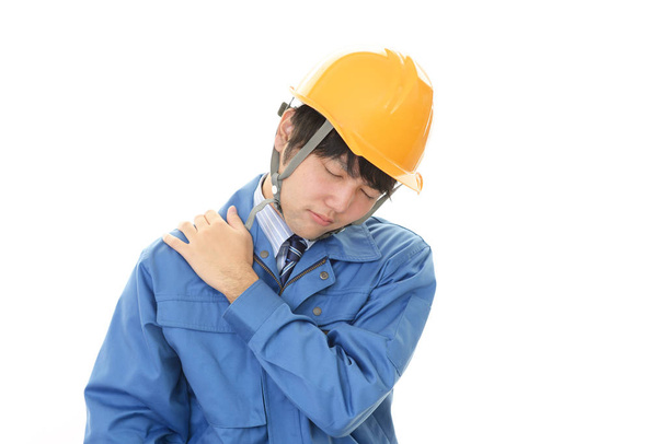 Trabajador con dolor de hombro
  - Foto, Imagen