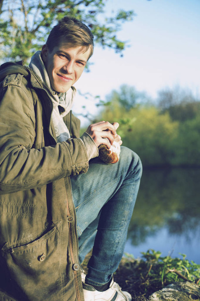 молодий хлопець на озері насолоджується природою
 - Фото, зображення