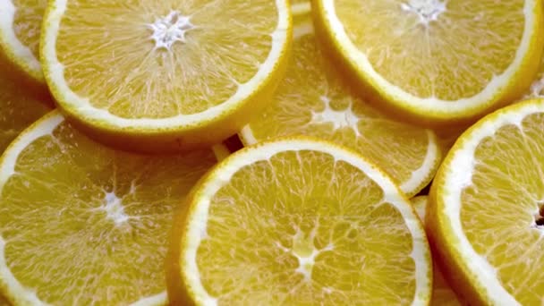 Close-up beelden van gesneden rijpe sinaasappelen - Video