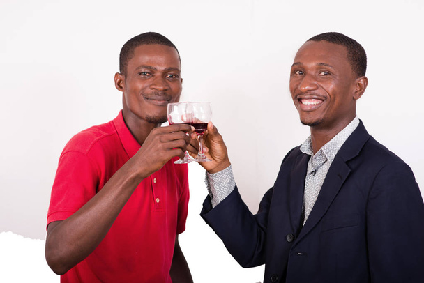 dva spokojení muži, opékání sklenic vína - Fotografie, Obrázek