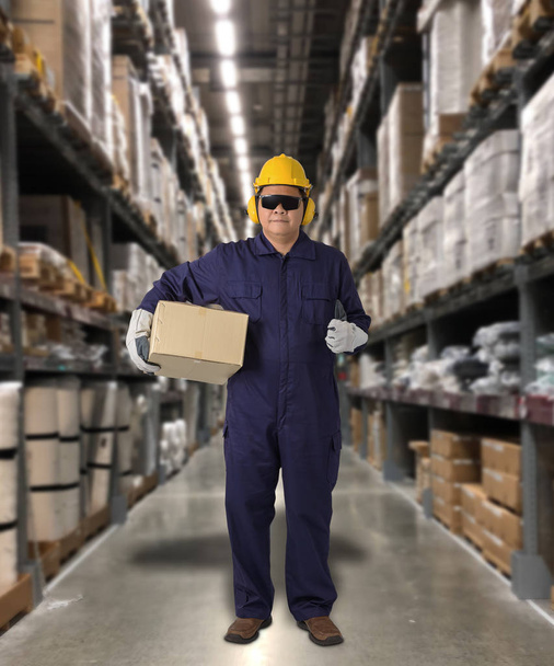 Werknemer in mechanische jumpsuit met Holding Parcel boxen - Foto, afbeelding