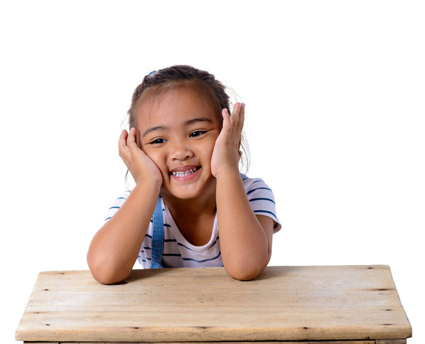 портрет счастливой маленькой азиатской девочки на белом фоне
 - Фото, изображение