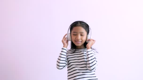 Malá holčička naslouchá hudbě a rocku v rytmu - Záběry, video