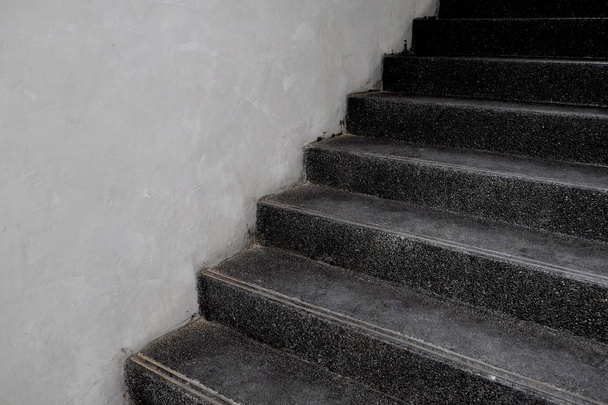 Vintage-Treppen aus grauem Zement - Seitenansicht aus nächster Nähe - Foto, Bild
