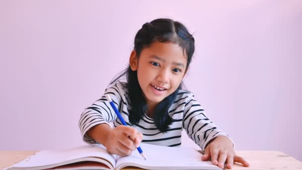 Asiática niña haciendo un dibujo en el cuaderno
 - Metraje, vídeo