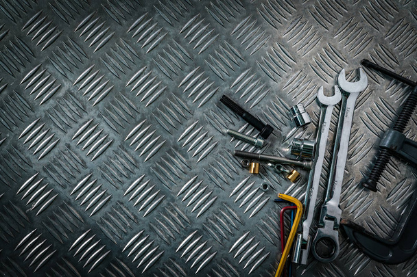 産業金属チェッカー プレート上のツールの平面図です。スキッド アンチの金属 checkerplate。ナット、ボルト、金属シート床の 16 進キー。アート パターンで地面銀バンプ。銀のテクスチャ背景. - 写真・画像