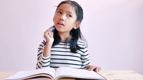 Chica asiática pensando con un dibujo en el cuaderno
 - Metraje, vídeo