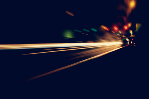 verschwommene Beleuchtung und Nachtlichter, Bewegungsunschärfe im Autoverkehr  - Foto, Bild