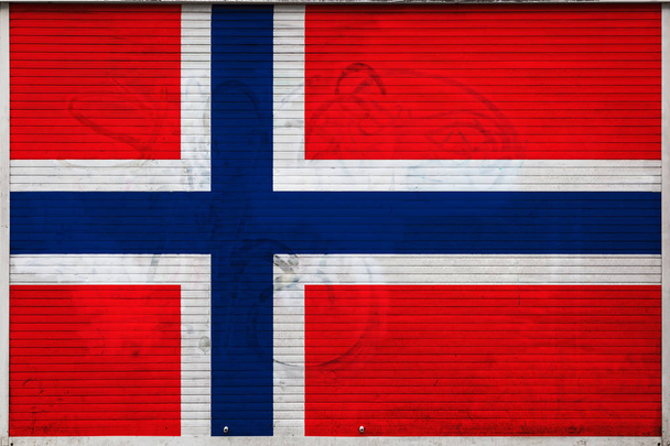 ノルウェーの国旗を持つ古い金属壁のクローズアップ。ノルウェーの輸出入、商品の保管、商品の国内配送の概念。グランジ スタイルのフラグ - 写真・画像