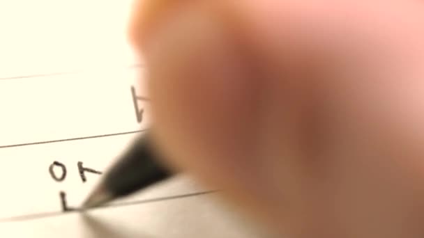 Aloittelija Korean kielen oppija kirjallisesti Hei sana Annyeonghaseyo korealainen merkkiä kannettavan lähikuva laukaus
 - Materiaali, video