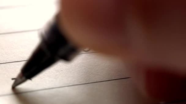 Aloittelija Japanin kielen oppija kirjallisesti Hei sana Japanin hiragana merkkiä kannettavan lähikuva laukaus
 - Materiaali, video