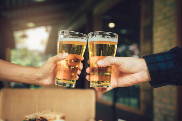 Adolescente amigos brindar e clinking com copo de cerveja
. - Foto, Imagem