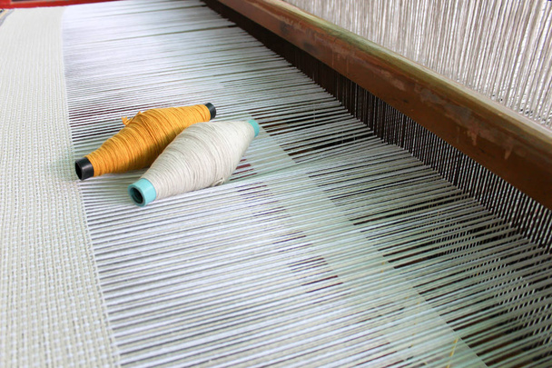 Dokuma mekiği, dokuma tezgahı ve çözgü üzerinde mekik - Fotoğraf, Görsel