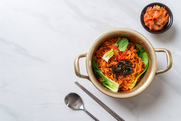 korean instant noodles with vegetable and kimchi - Foto, afbeelding