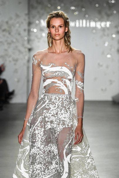 NEW YORK, NY - APRIL 11: A model walks the runway during the Mira Zwillinger Spring 2020 fashion collection at New York Fashion Week: Bridal on April 11, 2019 in NYC. - Foto, Imagem