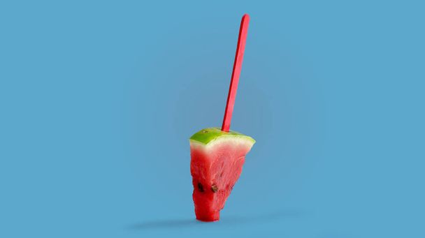 Görögdinnye Popsicle Yummy friss nyári gyümölcs édes desszert, kék háttér - Fotó, kép