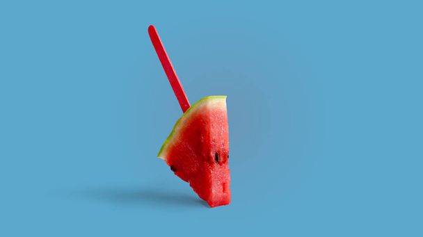 Görögdinnye Popsicle Yummy friss nyári gyümölcs édes desszert, kék háttér - Fotó, kép