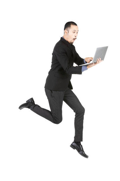 Стрибки бізнесмен з ноутбуком ізольовані на білому
 - Фото, зображення