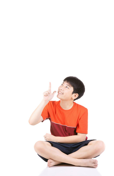 retrato joven asiático chico sentado sobre blanco fondo
, - Foto, imagen