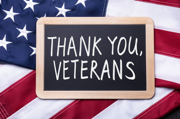Top View Of Thank You Veterans Text Written On Slate Over American Flag - Φωτογραφία, εικόνα