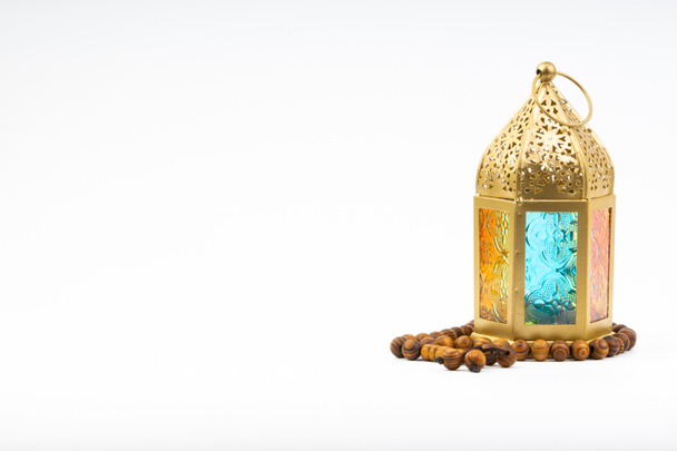 Linterna y rosario perlas o tasbih sobre fondo blanco. Enfoque selectivo, espacio de copia y concepto Ramadan Kareem
 - Foto, Imagen