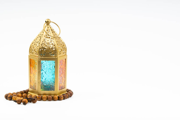 Lanterna e rosário contas ou tasbih no fundo branco. Foco seletivo, espaço de cópia e conceito Ramadan Kareem
 - Foto, Imagem