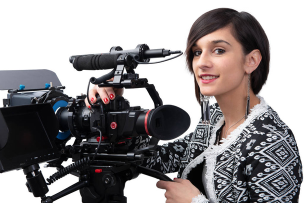 młoda kobieta z profesjonalną kamerą wideo, dslr, na białym - Zdjęcie, obraz