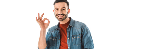 Панорамный снимок улыбающегося бородатого мужчины, смотрящего на камеру и показывающего знак "ОК" на белом фоне
 - Фото, изображение