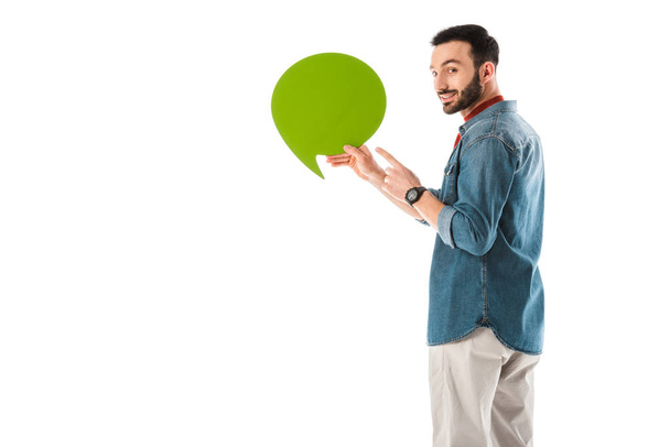 usměvavý muž v džíšovém tričku, který drží myšlenkové bubliny izolované na bílém - Fotografie, Obrázek