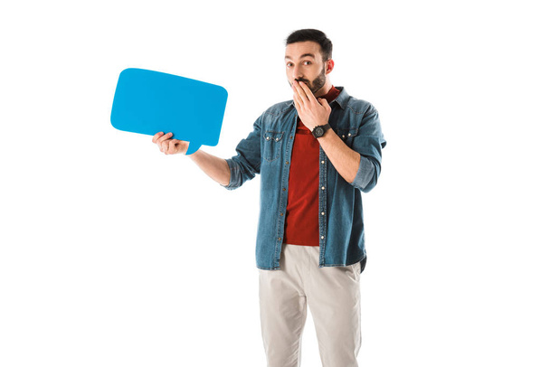 здивований чоловік з мовною бульбашкою тримає руку на роті ізольовано на білому
 - Фото, зображення