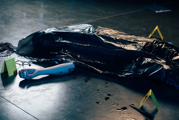 cadavre couvert avec des lunettes sur le sol sur la scène de crime
 - Photo, image