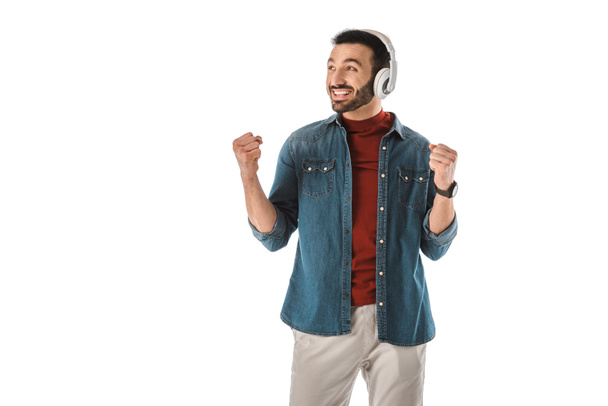 hombre barbudo feliz escuchando música en auriculares y mostrando sí gesto aislado en blanco
 - Foto, Imagen