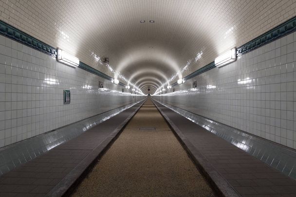 ハンブルク、ドイツの改装後のセントパウリ旧エルベトンネル - 写真・画像