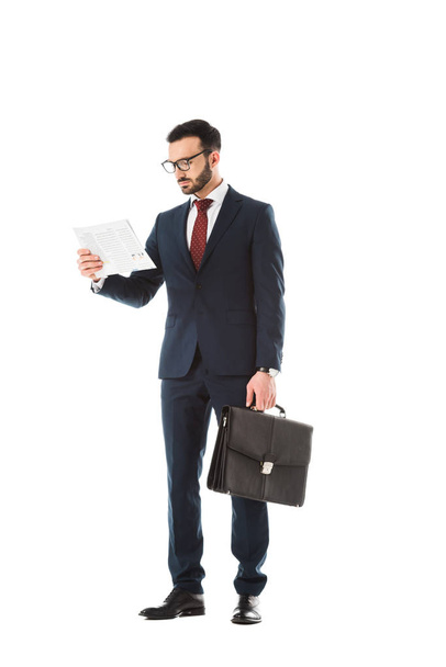 homme d'affaires attentif avec porte-documents lecture journal isolé sur blanc
 - Photo, image