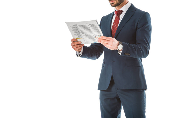 vue partielle de l'homme d'affaires en costume noir lecture journal isolé sur blanc
 - Photo, image