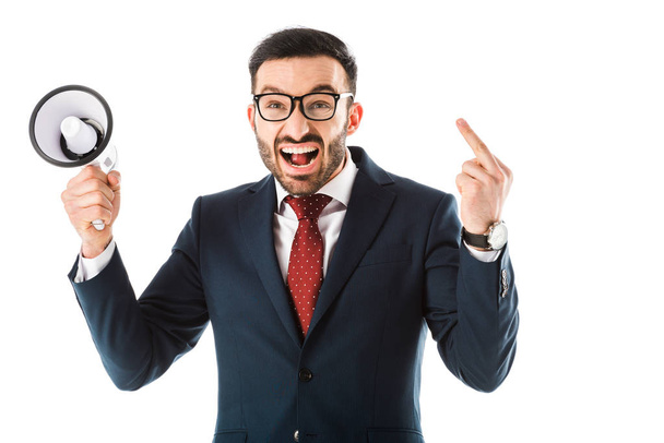 сердитий бізнесмен з гучномовцем кричить і показує середній палець ізольовано на білому
 - Фото, зображення