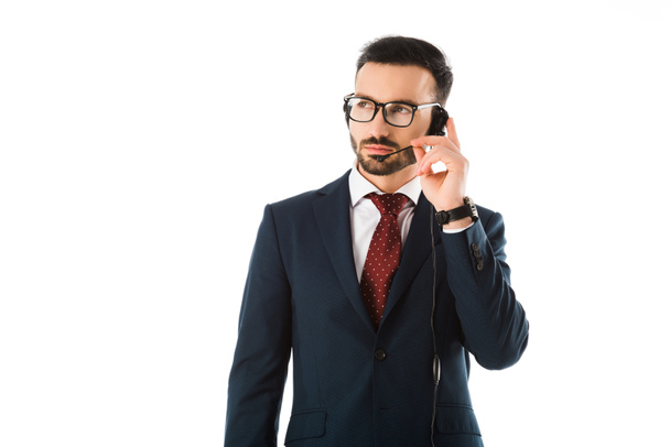 seriöser Call-Center-Betreiber im schwarzen Anzug mit Headset und isoliertem Blick auf weiß - Foto, Bild