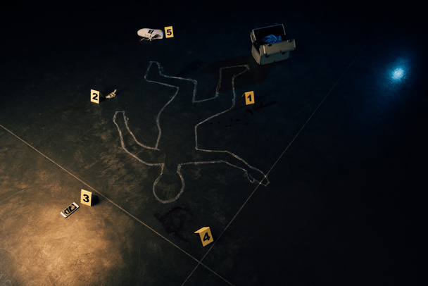 contorno de tiza, smartphone, billete de dólar, zapato, kit de investigación y marcadores de evidencia en la escena del crimen
 - Foto, imagen